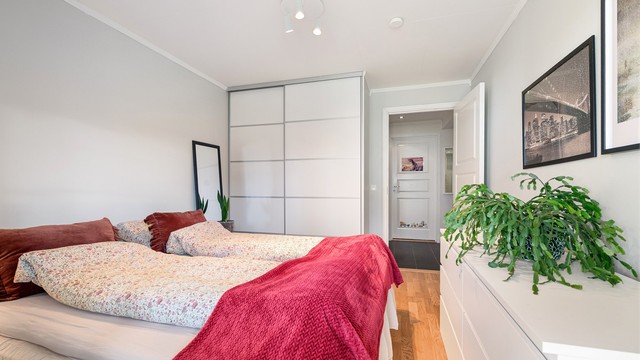 Skyvedørsgarderobe på hovedsoverom