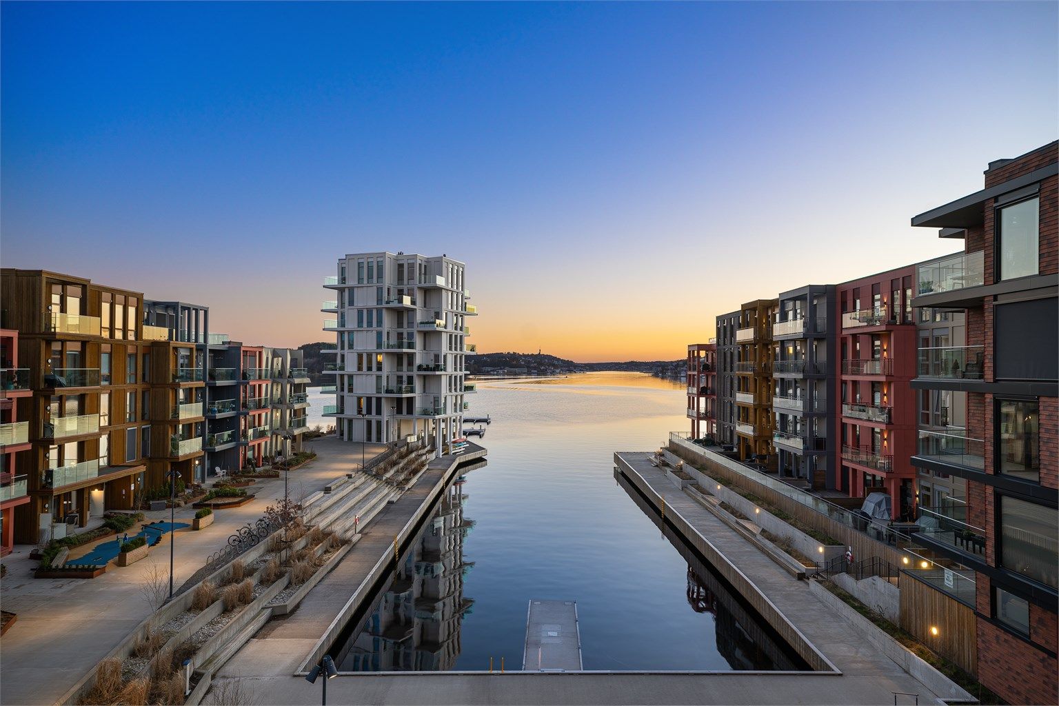 Vindholmen 11 E -Leilighet med en fantastisk beliggenhet og ideell plassering i bygget. Høyt og luftig med fritt utsyn utover "Lille-Pollen" og innseilingen til Arendal