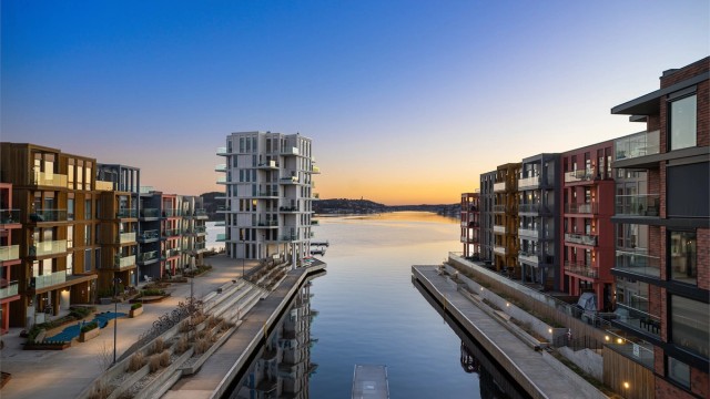 Vindholmen 11 E -Leilighet med en fantastisk beliggenhet og ideell plassering i bygget. Høyt og luftig med fritt utsyn utover "Lille-Pollen" og innseilingen til Arendal