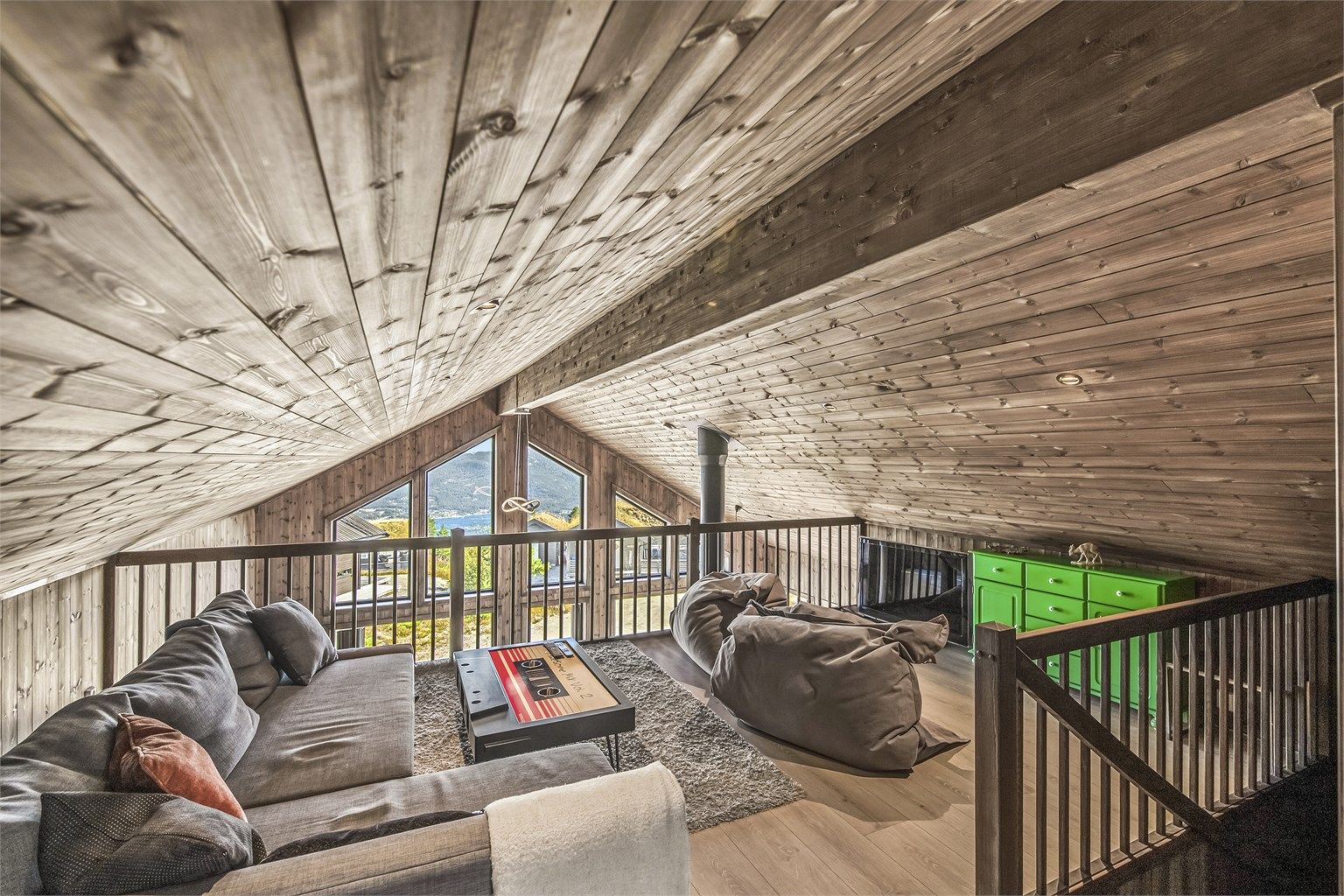 2.etasje har en flott hems som fungerer som stue nr.2