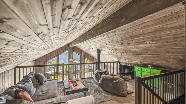 2.etasje har en flott hems som fungerer som stue nr.2