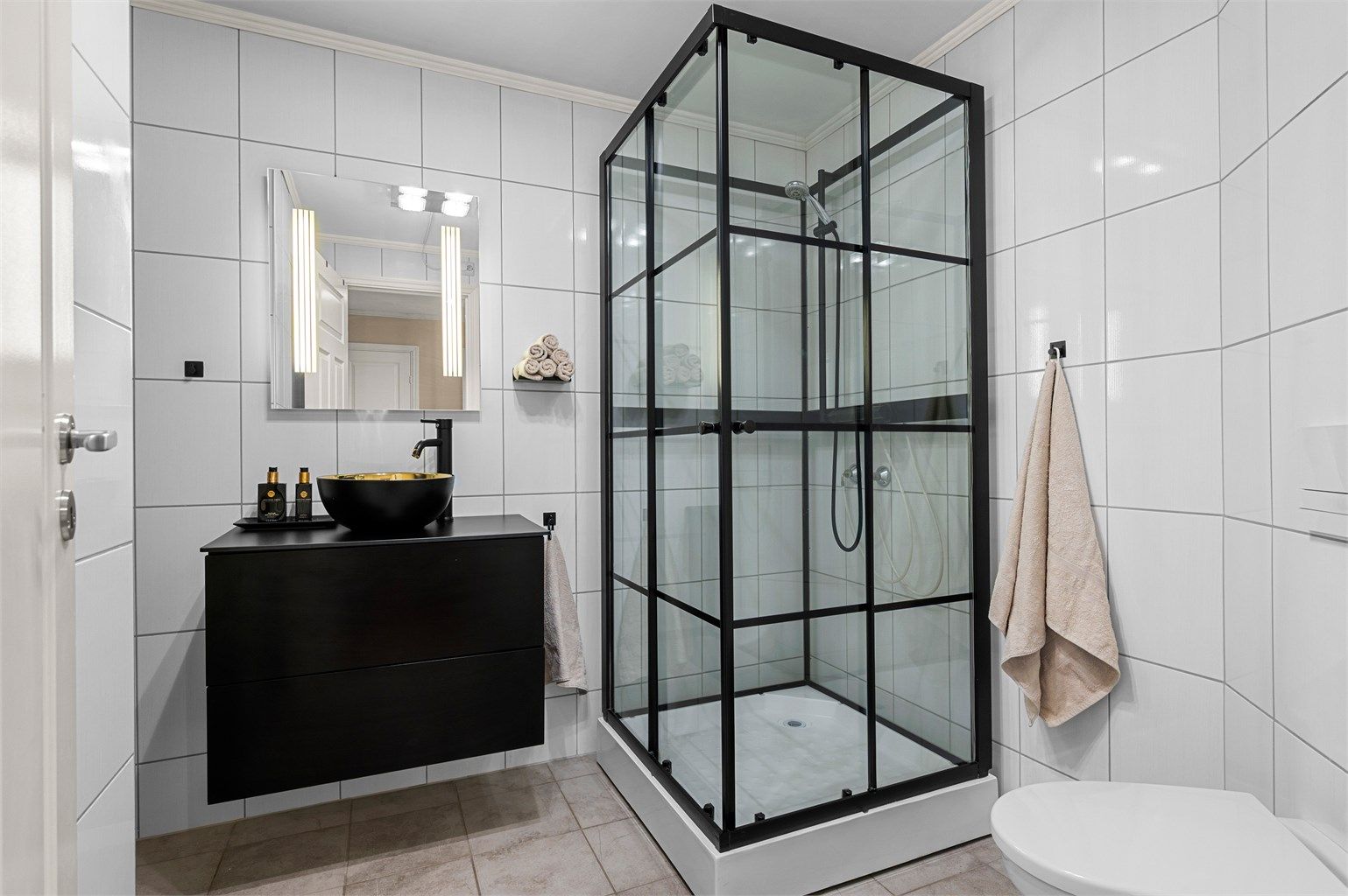 Pent flislagt bad oppgradert i 2010. Badet er opprinnelig byggemeldt som garderobe, WC og gang. Det er ikke søkt bruksendring fra tilleggsdel til hoveddel på deler av arealet. Kjøper overtar alt ansvar, eventuell kostnad og risiko forbundet med dette.