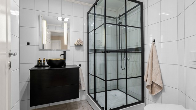 Pent flislagt bad oppgradert i 2010. Badet er opprinnelig byggemeldt som garderobe, WC og gang. Det er ikke søkt bruksendring fra tilleggsdel til hoveddel på deler av arealet. Kjøper overtar alt ansvar, eventuell kostnad og risiko forbundet med dette.