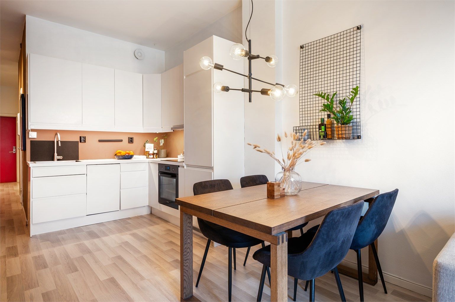 Spisebordet får en naturlig plass i tilknytning til kjøkkenet.