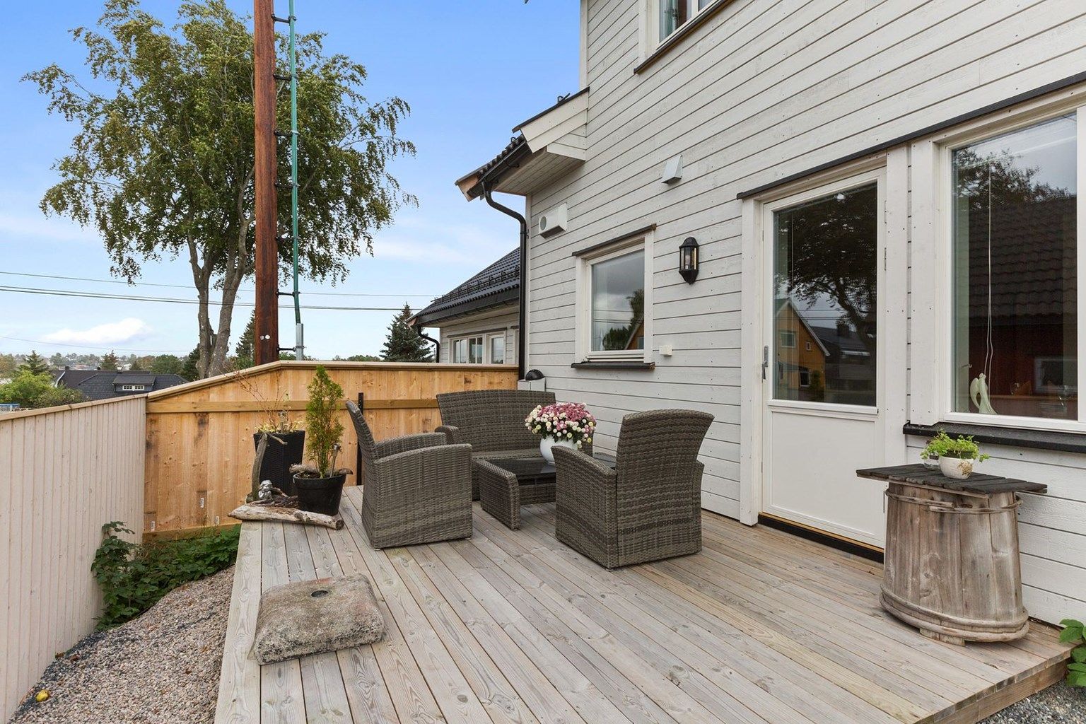 Både hoveddelen og utleiedelen har platting med ettermiddags- og kveldssol sommerstid.