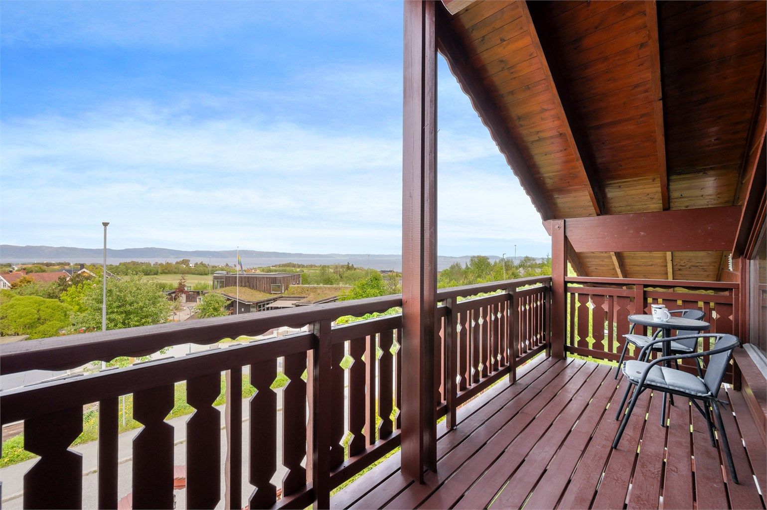 Stua har utgang til en veranda med overbygg – helt i tråd med tyrolerstilen. 