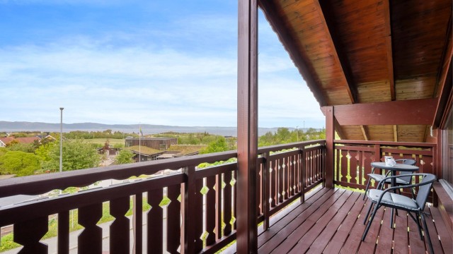 Stua har utgang til en veranda med overbygg – helt i tråd med tyrolerstilen.