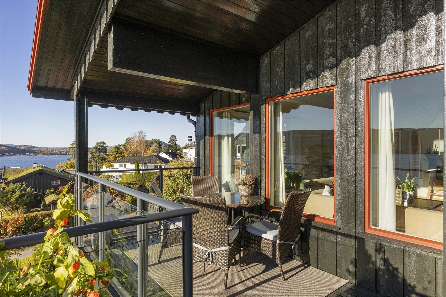 Boligen har flere uteplasser, inkludert denne lune kroken med utgang fra stuen.