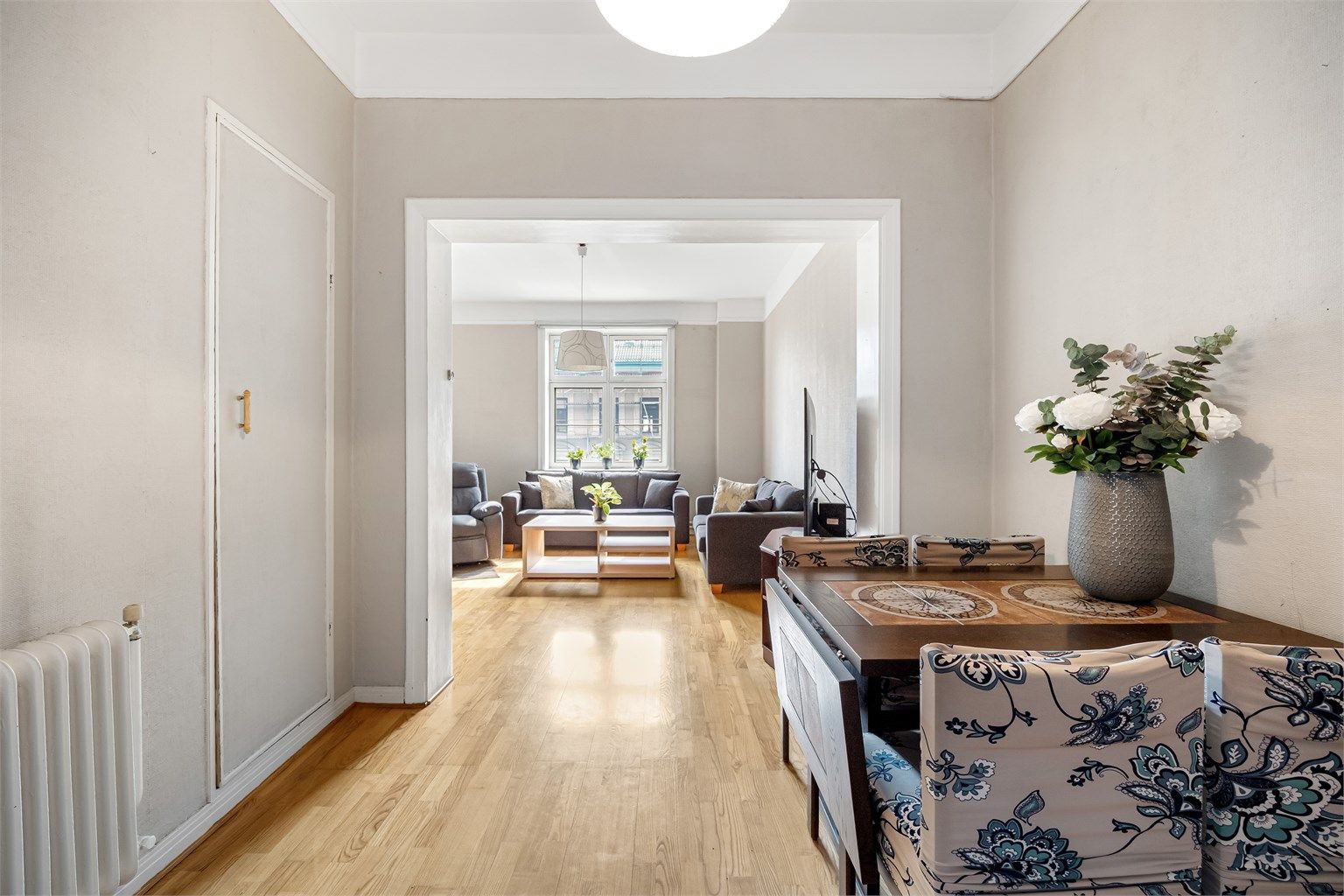 Det er plass til sofagruppe med tilhørende møblement, og det er også plass til spisebord.