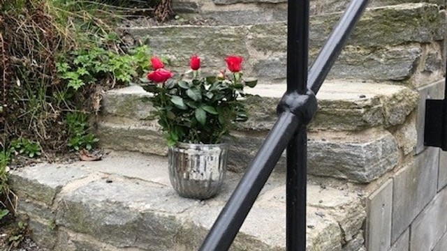 Trapp ned til terrasse og inngangsparti fra Kirkekleiva.