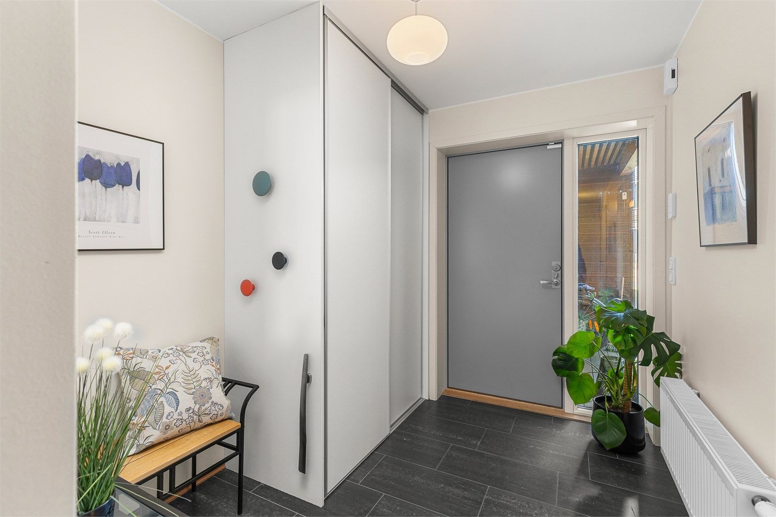 Lys entré med skyvedørsgarderobe som gir rikelig med oppbevaringsplass for yttertøy og sko – en praktisk løsning i hverdagen. Videre har boligen en utvendig bod, et teknisk rom og en bod på til sammen 14 kvm med ytterligere oppbevaringsmuligheter.