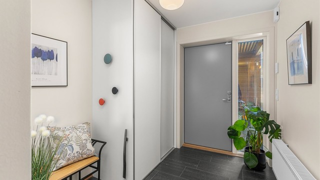 Lys entré med skyvedørsgarderobe som gir rikelig med oppbevaringsplass for yttertøy og sko – en praktisk løsning i hverdagen. Videre har boligen en utvendig bod, et teknisk rom og en bod på til sammen 14 kvm med ytterligere oppbevaringsmuligheter.
