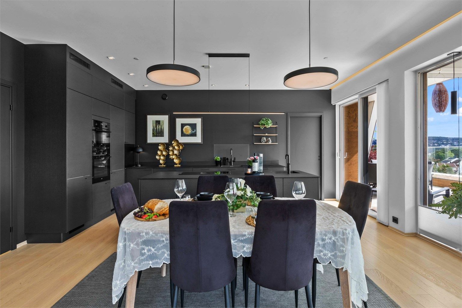 Leiligheten har moderne og påkostet Strai kjøkken.