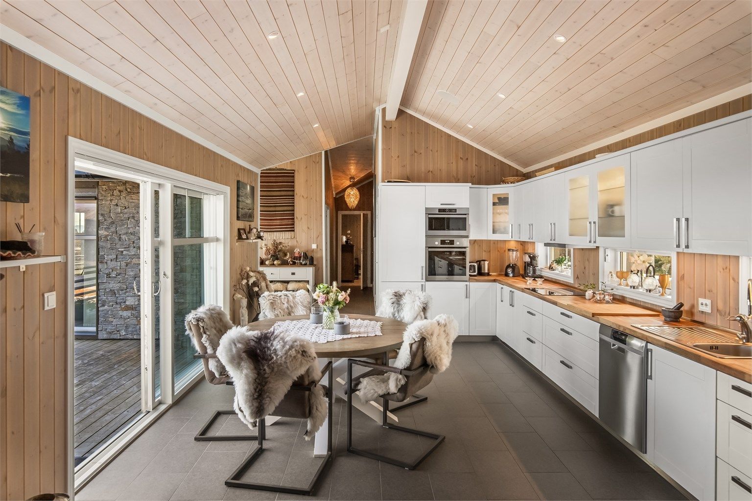 Kjøkken/allrom med stor skyvedør til terrassen