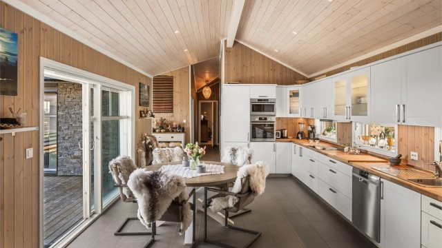 Kjøkken/allrom med stor skyvedør til terrassen