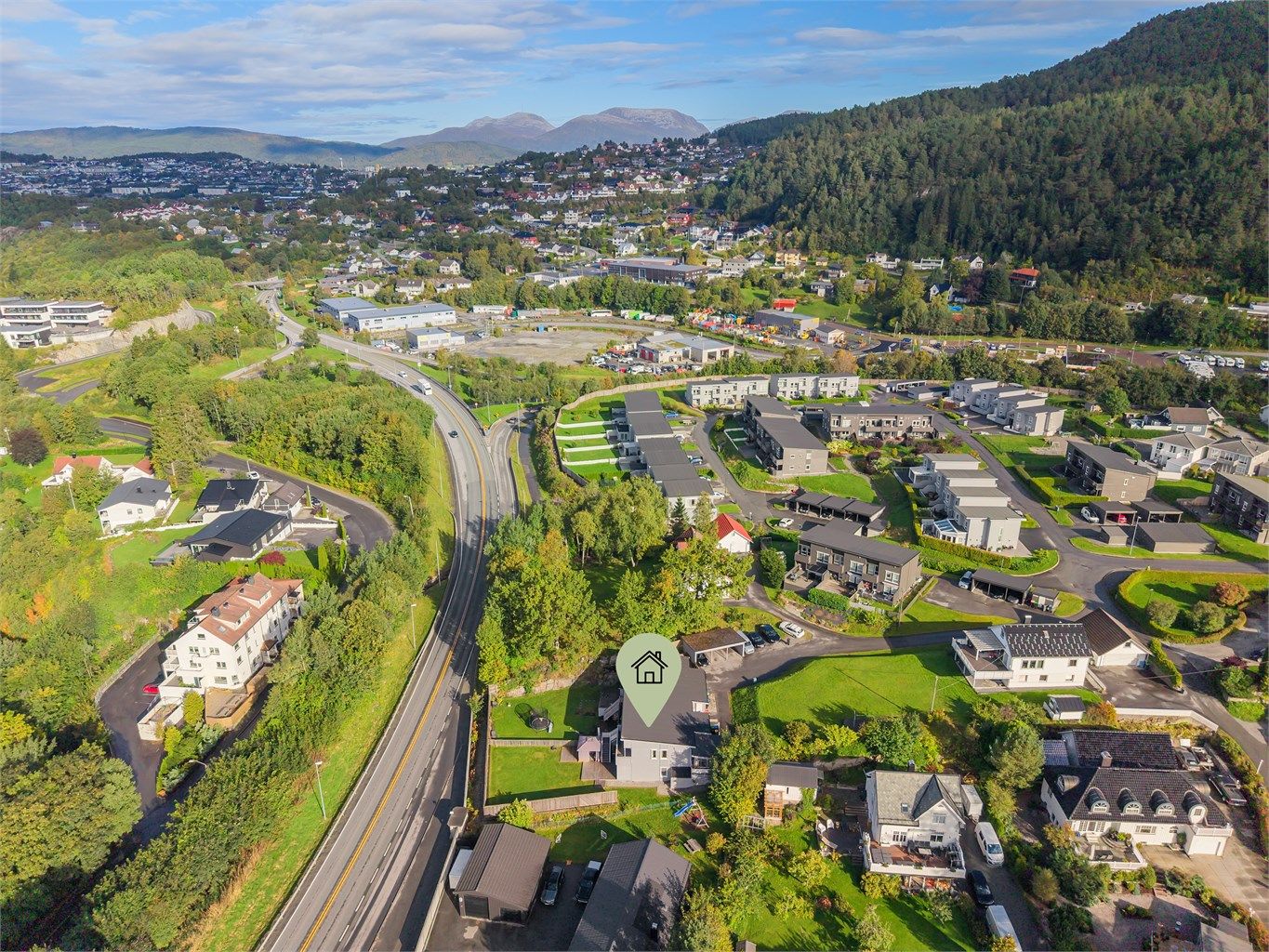 Dronefoto av eiendommen sett fra syd