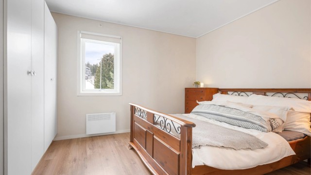 Soverommet er av god størrelse med plass til stor dobbeltseng og tilhørende møblement.