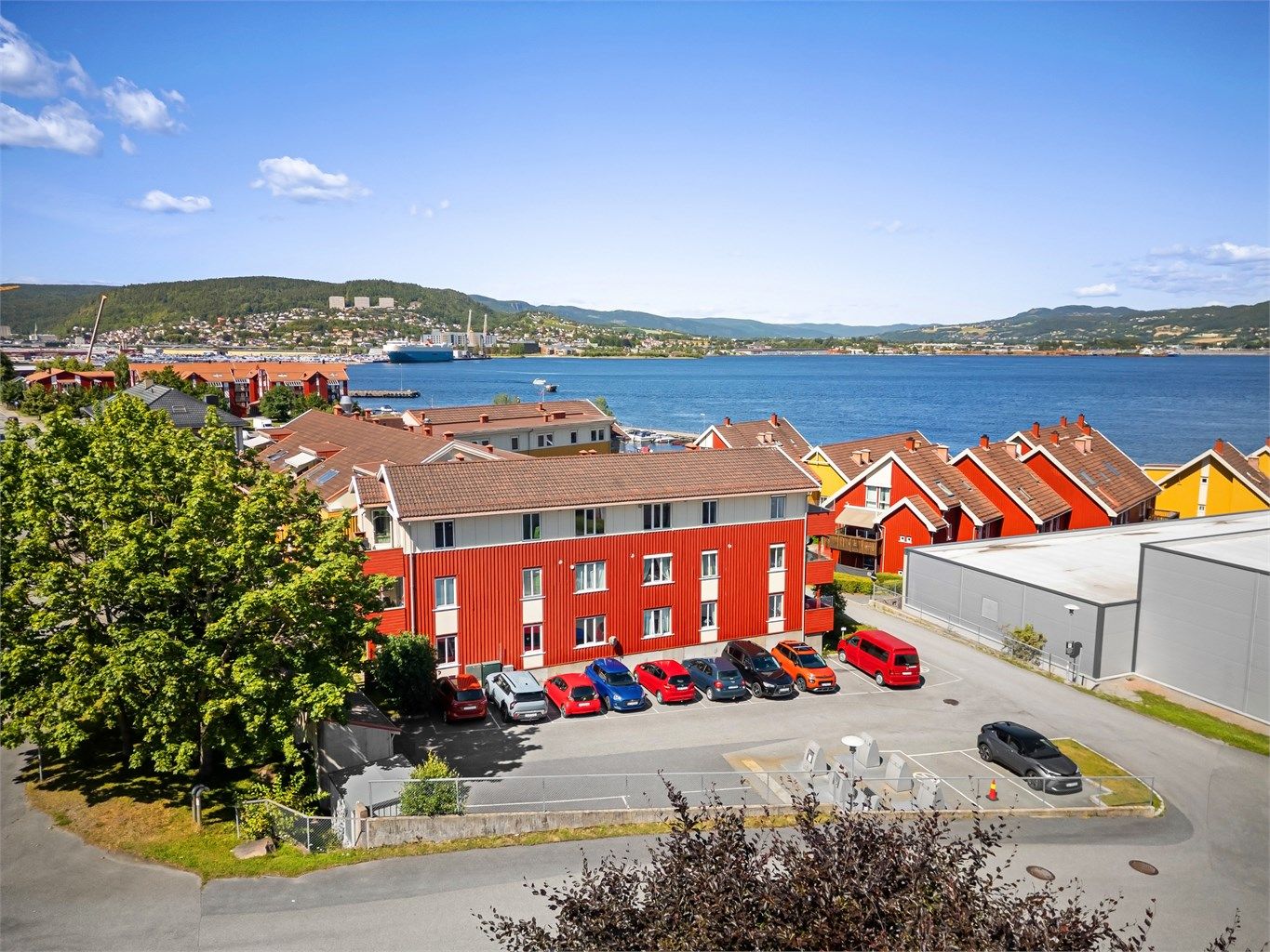 Lagringsplass i innvendig bod og disponibel utebod.