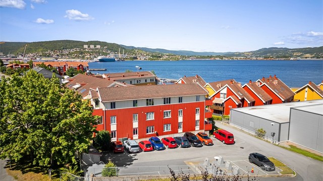 Lagringsplass i innvendig bod og disponibel utebod.
