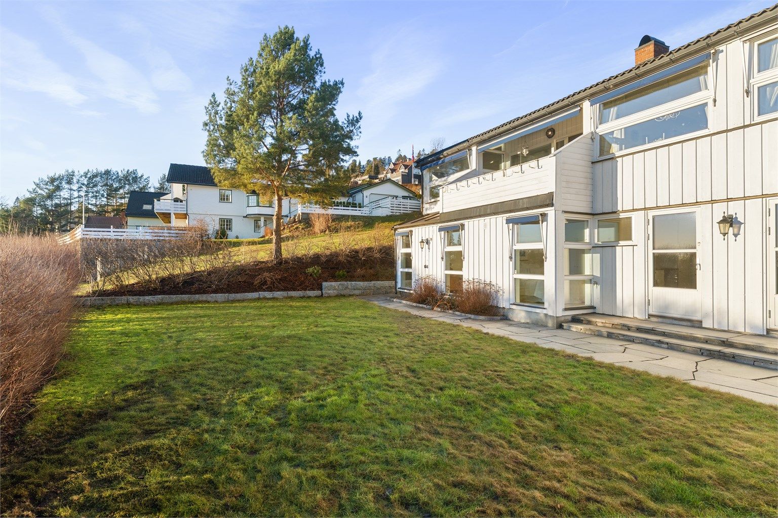 Den familievennlige beliggenheten i en blindvei gir kort vei til barnehage, skole, kollektivtilbud, dagligvare, fritidsaktiviteter og turmuligheter.