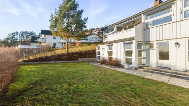 Den familievennlige beliggenheten i en blindvei gir kort vei til barnehage, skole, kollektivtilbud, dagligvare, fritidsaktiviteter og turmuligheter.