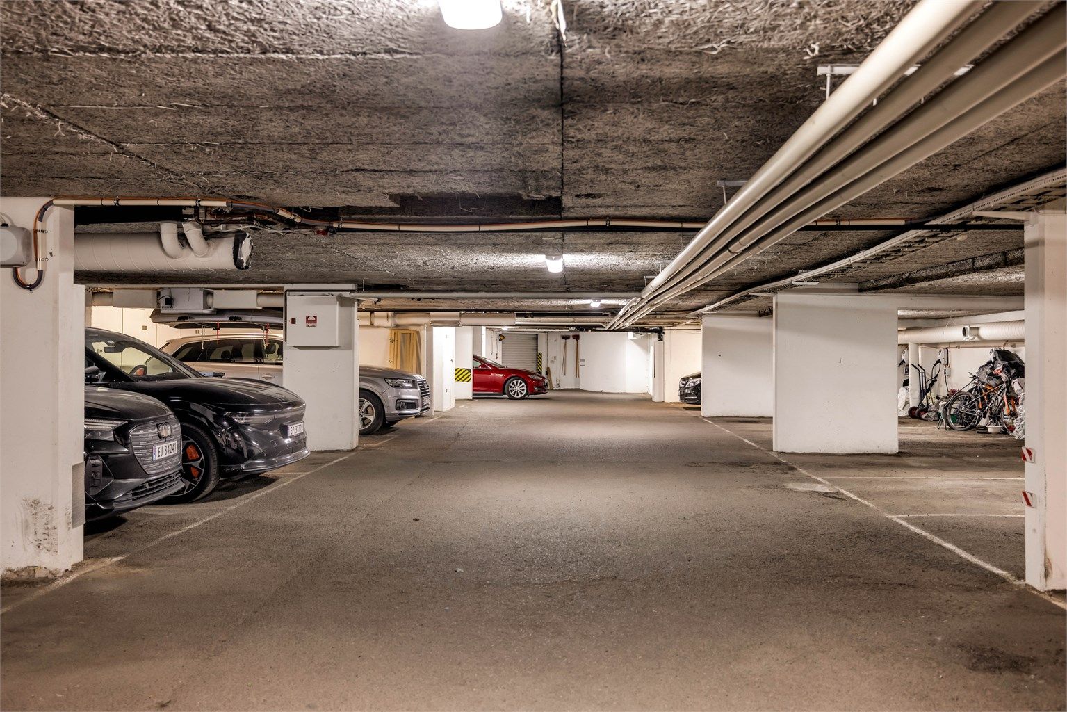 Det er oppvarmet garasjekjeller under bygget hvor det tidvis er plasser for salg og leie. Sameiet disponerer 8 utendørs gjesteparkeringsplasser på felles tomt hvor man registrerer seg via app. 