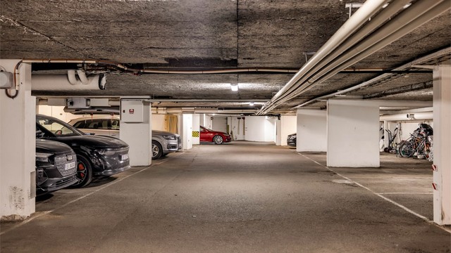 Det er oppvarmet garasjekjeller under bygget hvor det tidvis er plasser for salg og leie. Sameiet disponerer 8 utendørs gjesteparkeringsplasser på felles tomt hvor man registrerer seg via app.