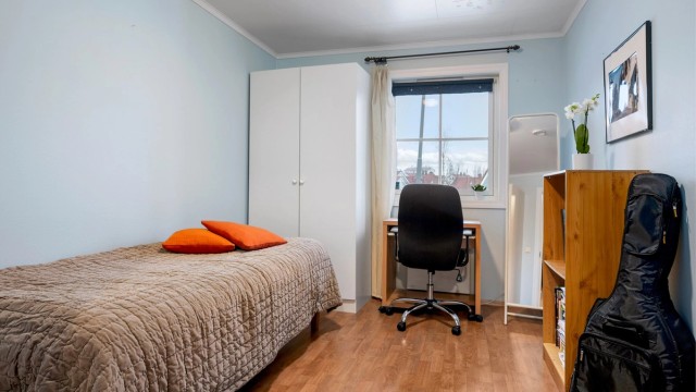 Begge rommene har plass til dobbeltseng av ønsket størrelse, nattbord og garderobeskap.