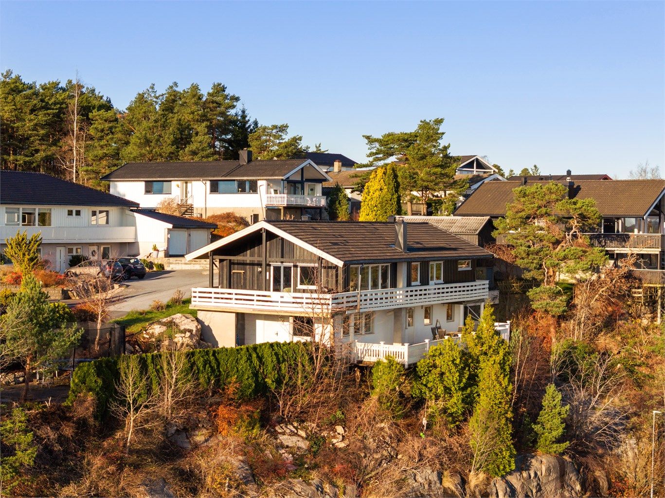 Boligen ble oppført i 1977 etter tegninger tilpasset både tomten og den luftige høyden.