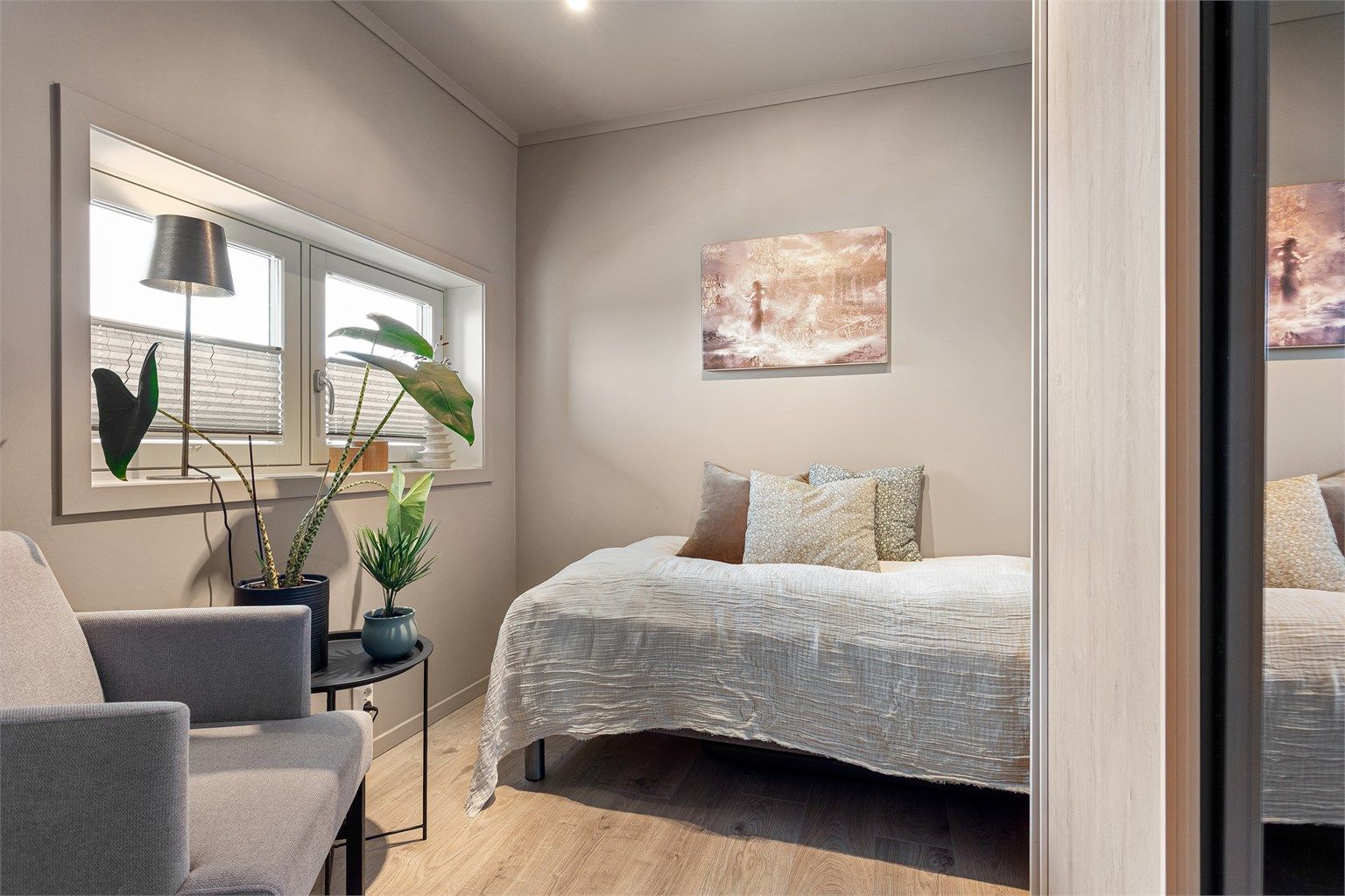 Soverom 3 med skyvedørsgarderobe