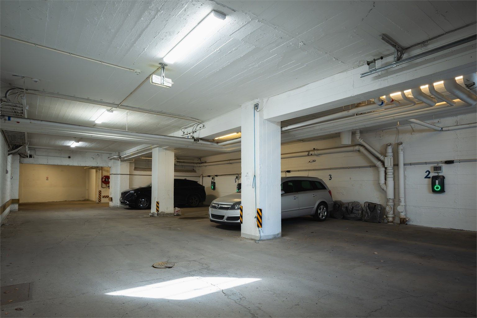 I tillegg til 5 utvendige parkeringsplasser er det også garasjeplasser for leie i lukket garasjeanlegg med og uten elbillader. 
