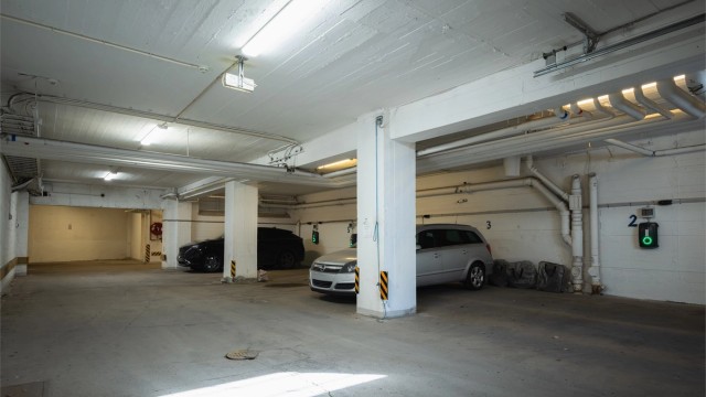 I tillegg til 5 utvendige parkeringsplasser er det også garasjeplasser for leie i lukket garasjeanlegg med og uten elbillader.