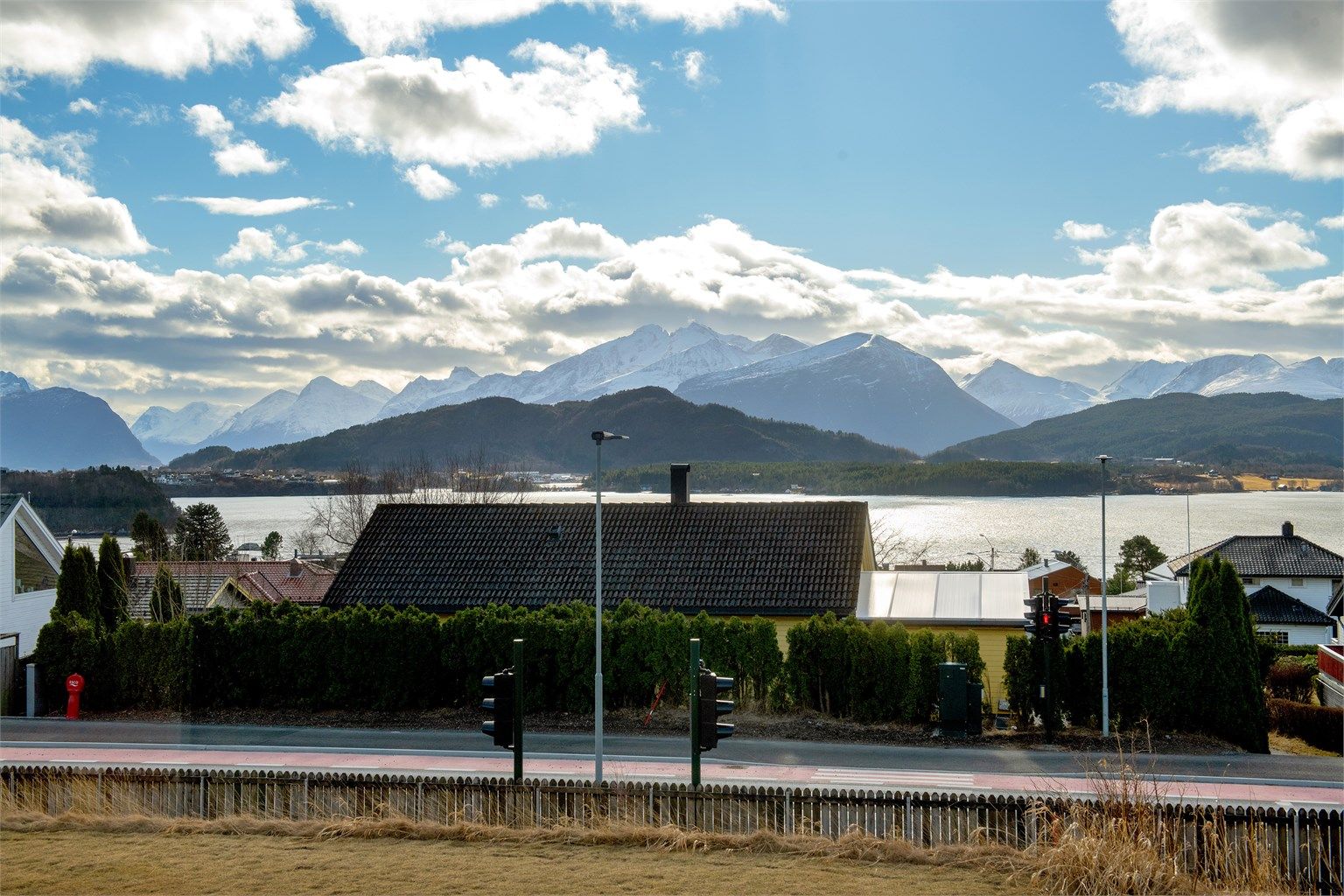 Fra eiendommen er det flott utsikt mot fjord og fjell