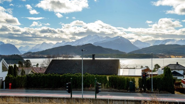 Fra eiendommen er det flott utsikt mot fjord og fjell