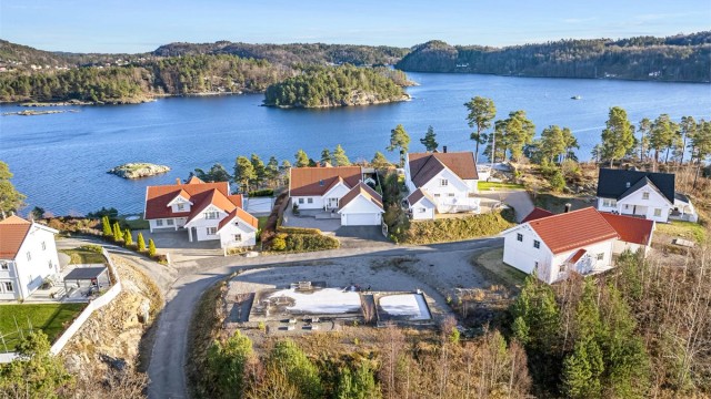 Tomten med støpt såle til hus og garasje. Få meter fra sjøen og i et flott område.
