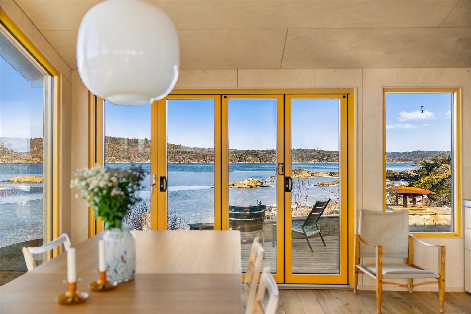 UTSYN: Med hytta plassert på en kolle for seg selv kan utsikten nytes uskjermet.