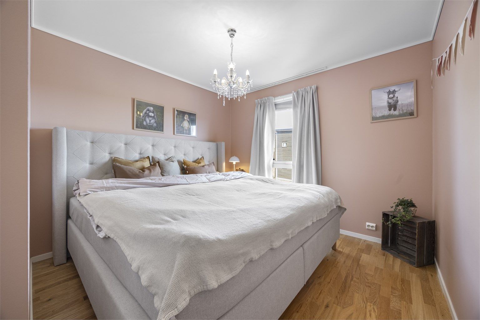 Hovedsoverommet har god plass til dobbeltseng og garderobeløsning.