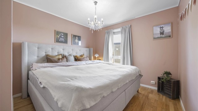 Hovedsoverommet har god plass til dobbeltseng og garderobeløsning.