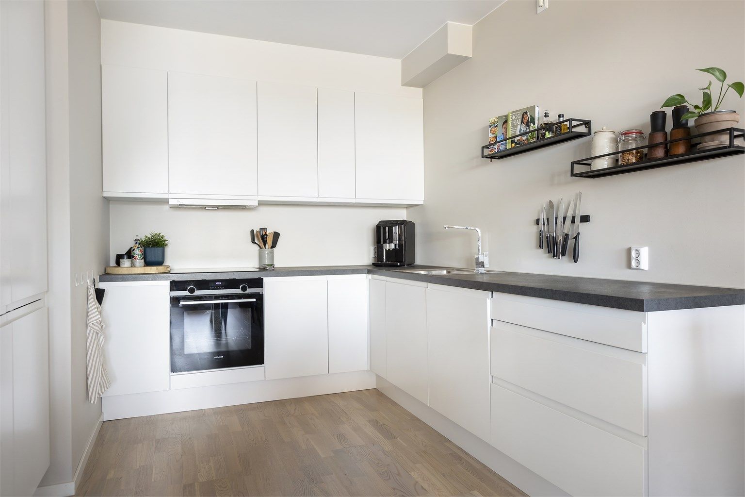 Kjøkkenet fra 2023 har integrert stekeovn, platetopp, oppvaskmaskin og kjøleskap med fryser.