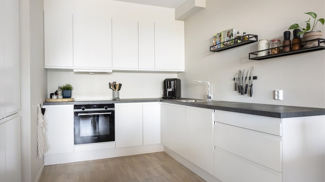 Kjøkkenet fra 2023 har integrert stekeovn, platetopp, oppvaskmaskin og kjøleskap med fryser.