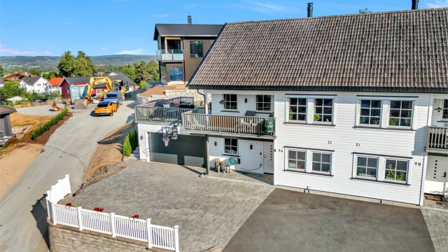 Velkommen til denne familievennlige boligen med populær beliggenhet på Råholt!