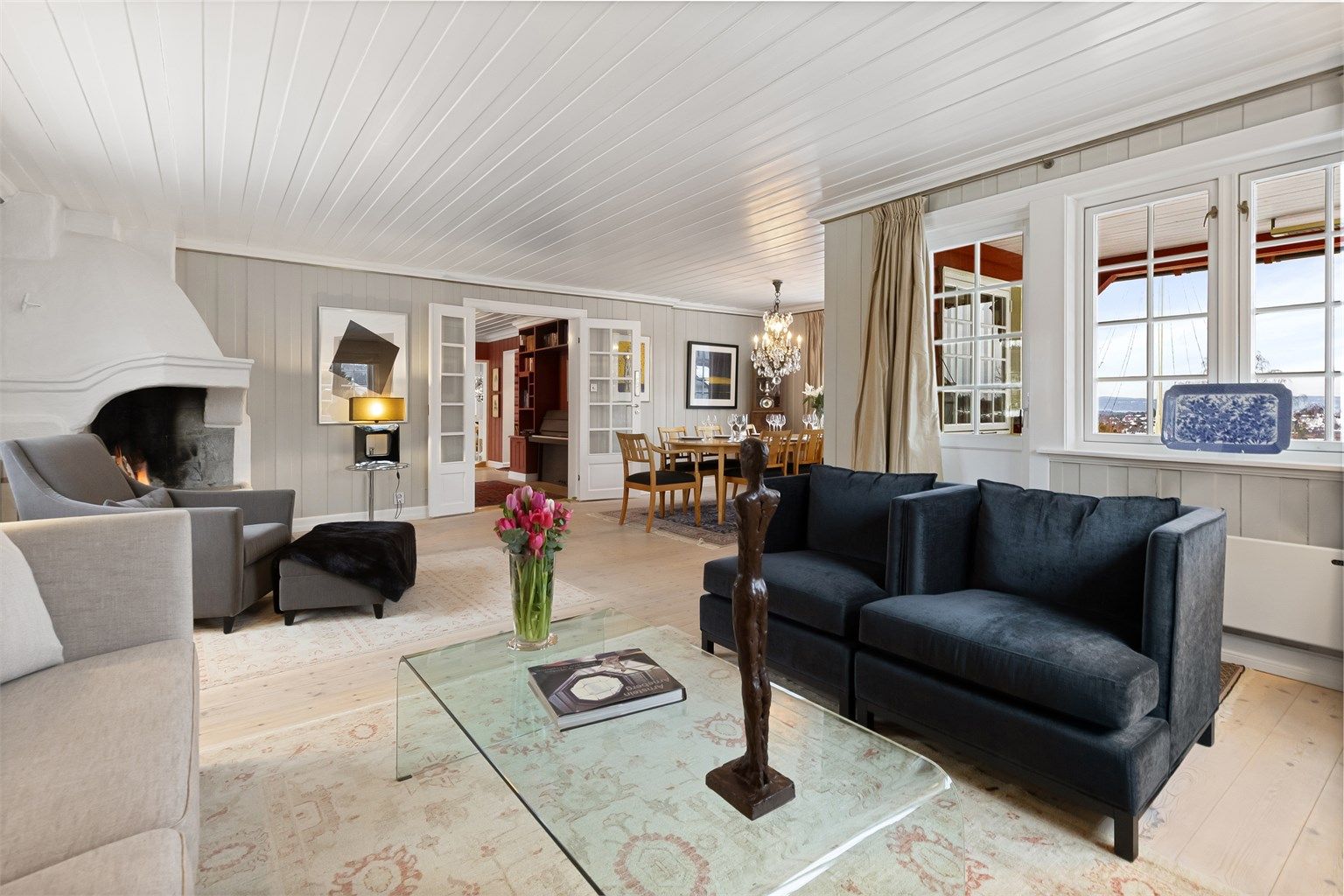 Stuen er lys og luftig hvor det er enkelt å trives