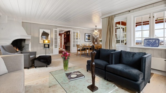 Stuen er lys og luftig hvor det er enkelt å trives