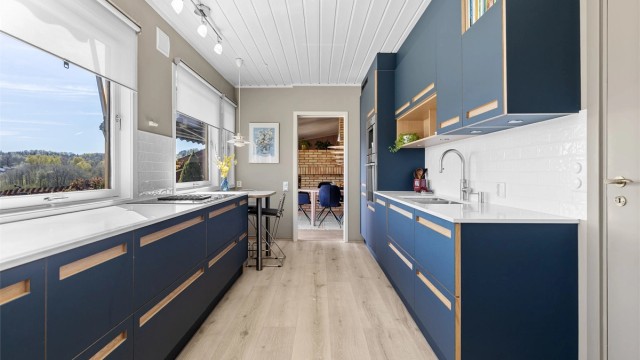 Ventilator innebygd i innredning/platetopp. Komfyrvakt. Automatisk vannstopper med fuktsensor. Gulvflater belagt med laminat og gulvvarme.
