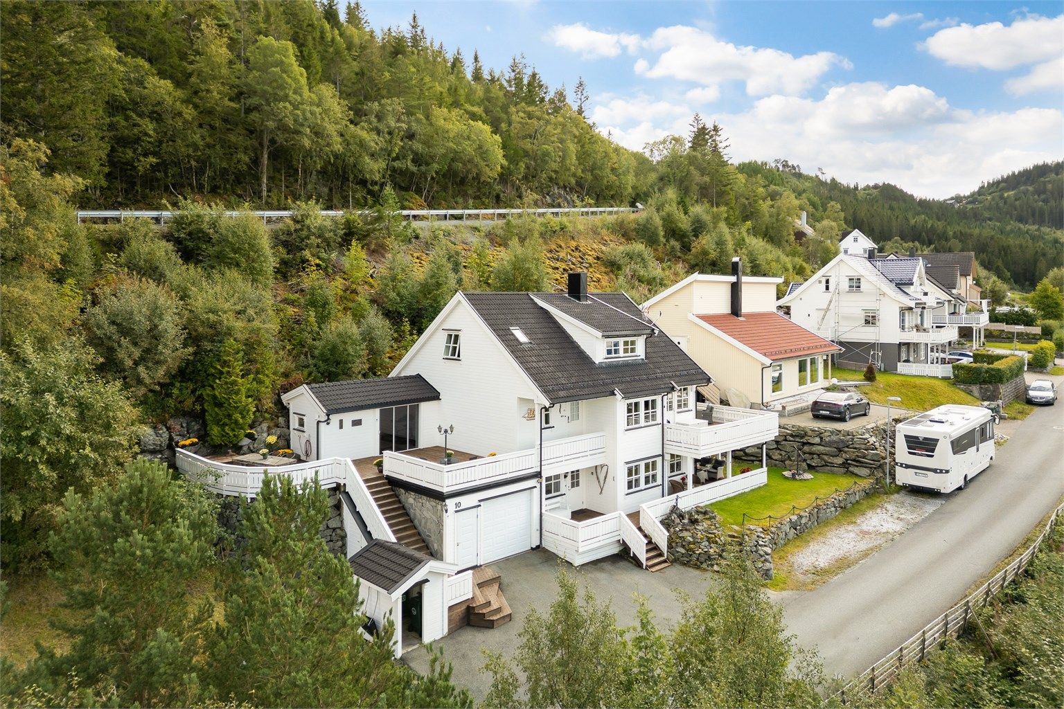 Eiendommen har en attraktiv beliggenhet med nærhet til flotte tur- og friluftsområder, som blant annet Bymarka, et av Trondheims mest populære naturdestinasjoner.