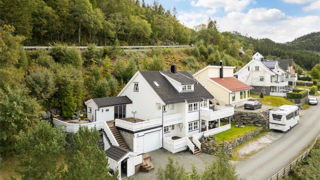 Eiendommen har en attraktiv beliggenhet med nærhet til flotte tur- og friluftsområder, som blant annet Bymarka, et av Trondheims mest populære naturdestinasjoner.