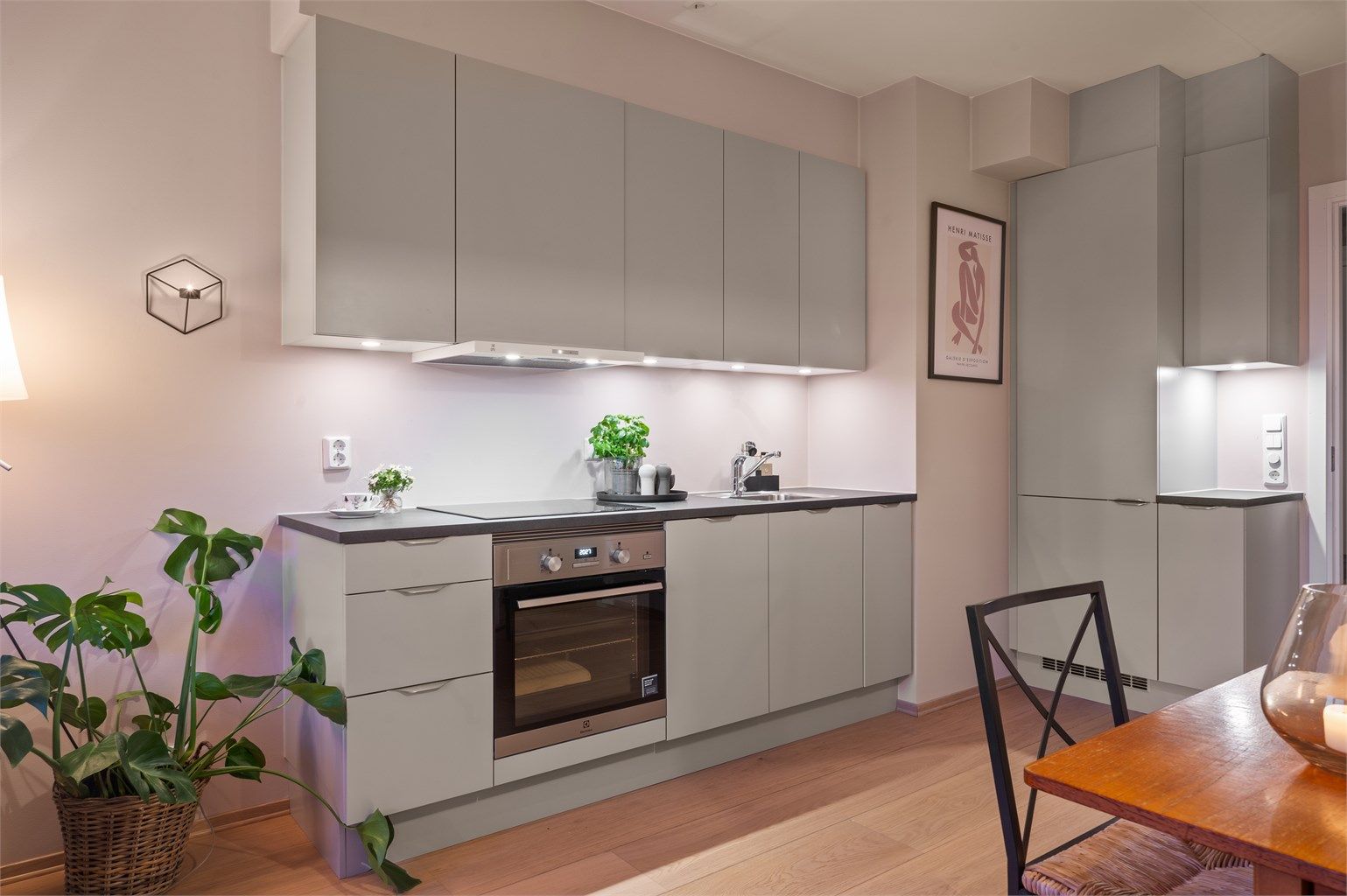 Leiligheten ligger i et hyggelig og sosialt sameie som byr på gode fellesfasiliteter som drivhus, dyrkningsområder, frukttrær, fontene, lekeplass og skøytebane om vinteren.