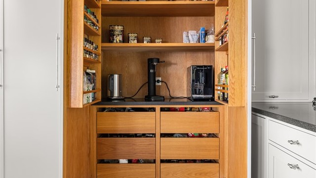 Skreddersydde løsninger som eget pantryskap med strøm for kaffemaskin etc
