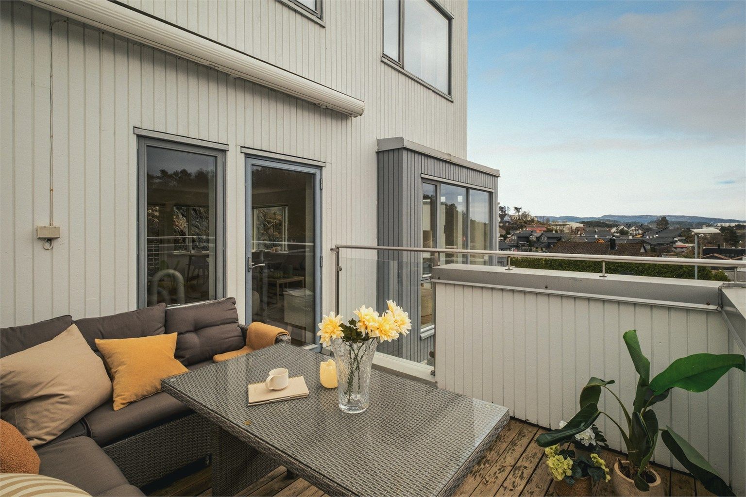 Fra stuen er det utgang til balkong på 10 kvm