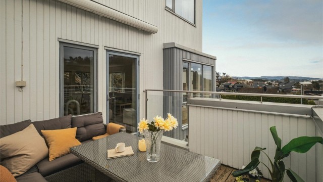 Fra stuen er det utgang til balkong på 10 kvm